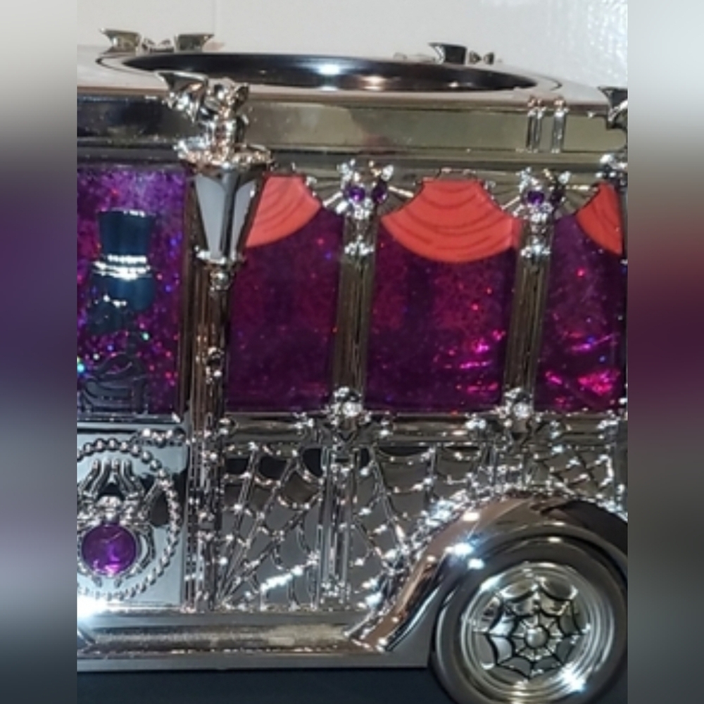 Bath & Body Works Light-Up Hearse Water globe 3-Wick Halloween Candle Holder - Picture 3 of 3